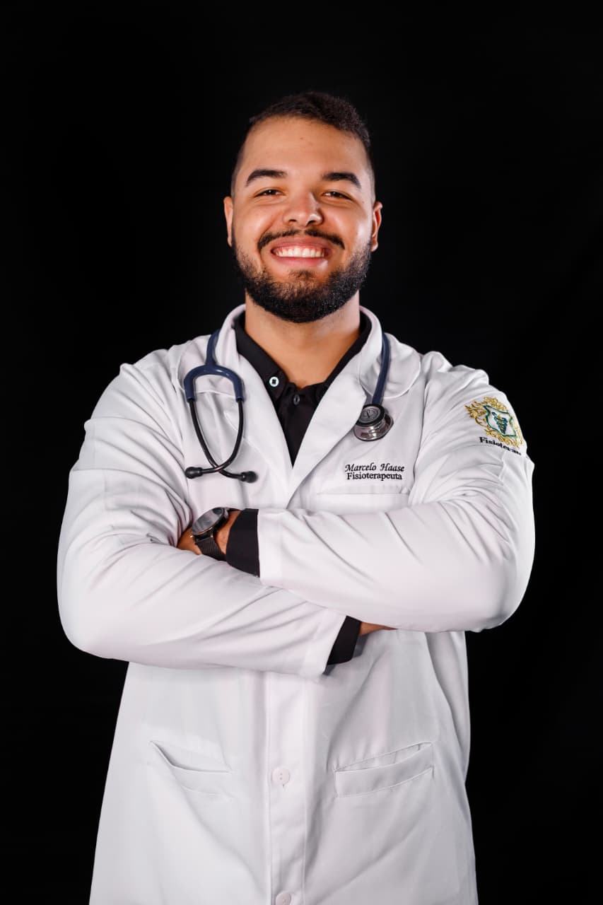 Marcelo Haase, fisioterapeuta, de jaleco branco e braços cruzados